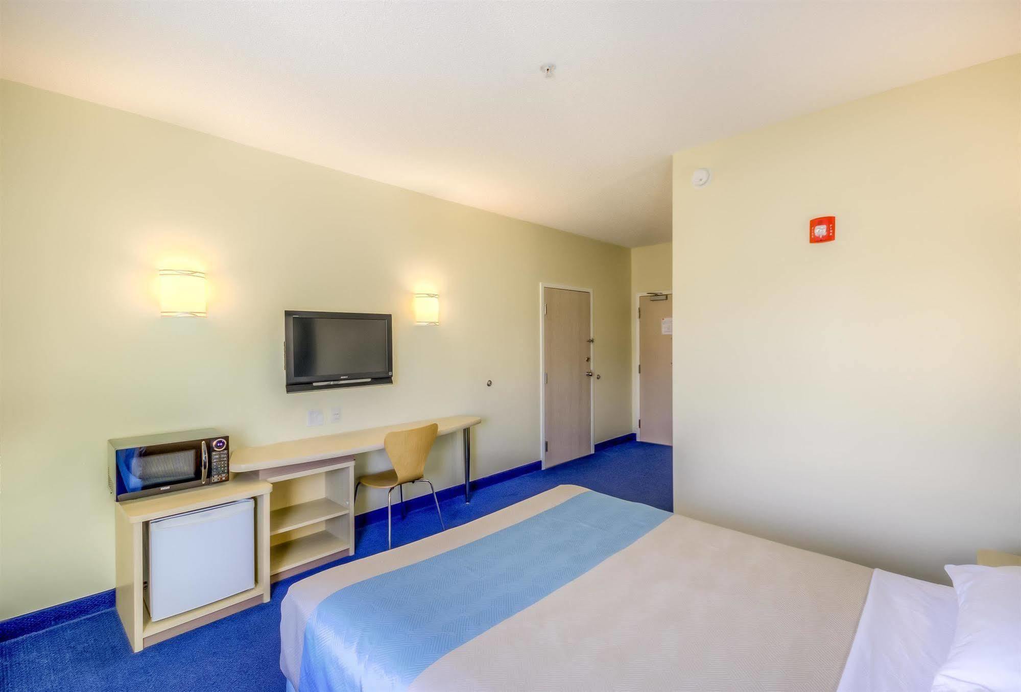 Motel 6-Estevan, Sk Екстер'єр фото